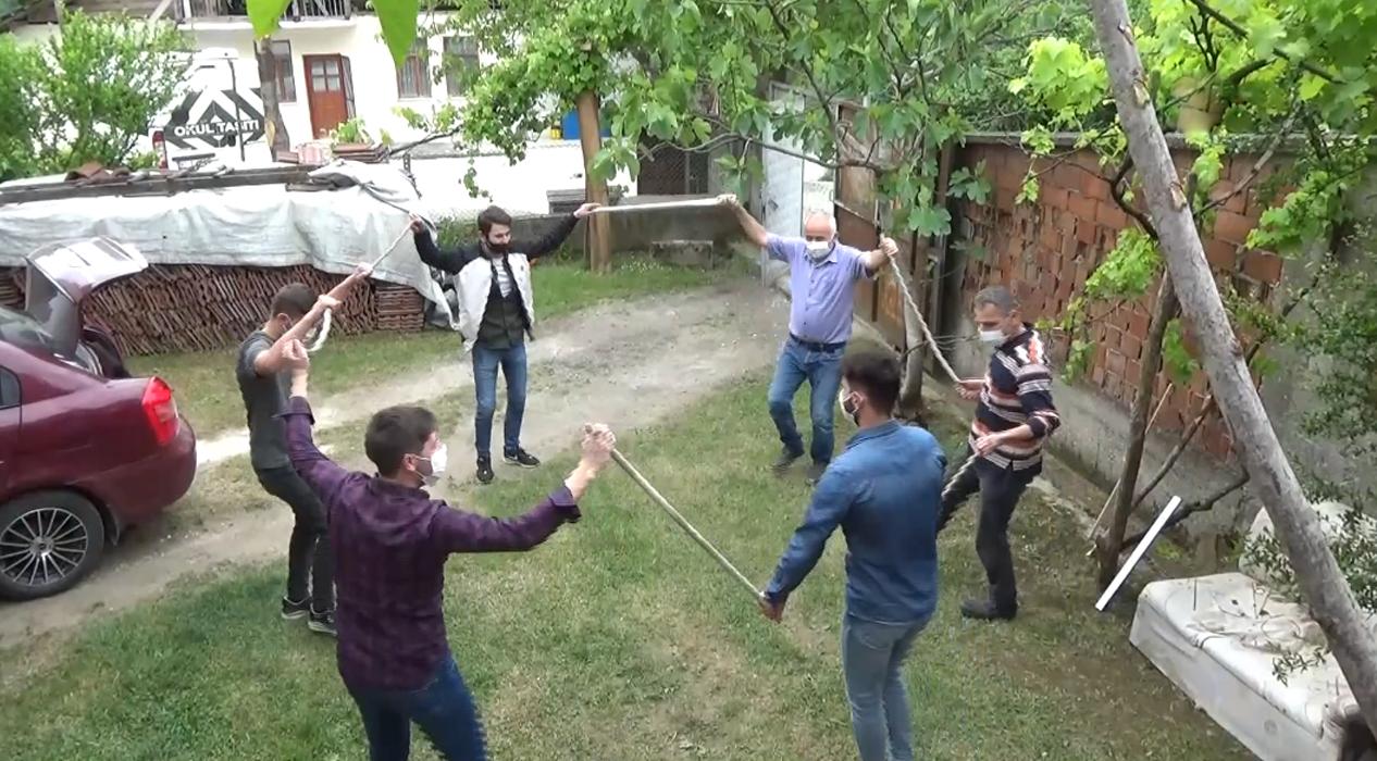 Koronavirüs ayarlı horon görenleri gülümsetti