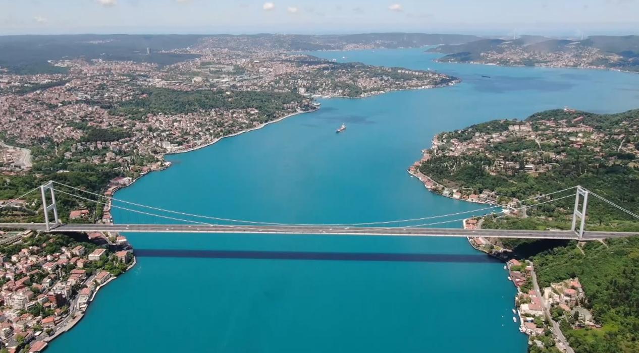 Turkuaza bürünen İstanbul Boğazından muhteşem görüntüler