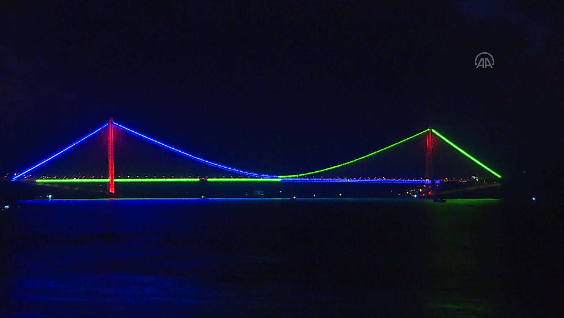 İstanbul'un köprüleri Azerbaycan bayrağının renklerini aldı