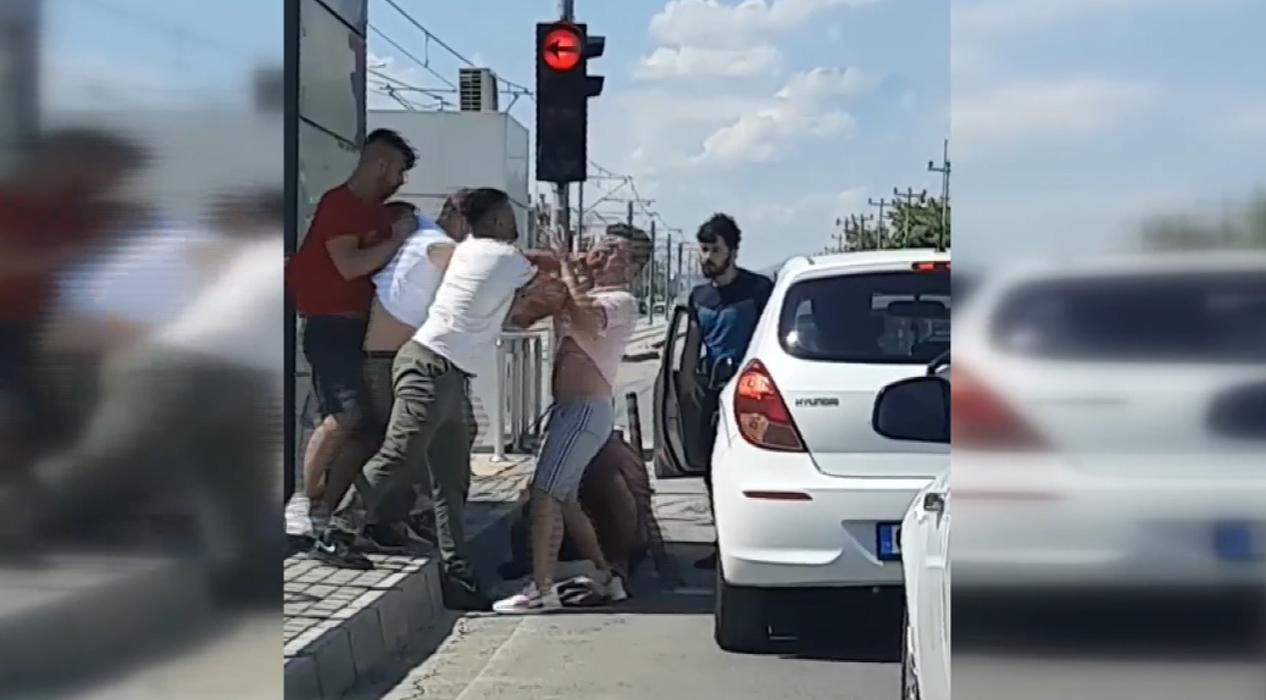 Antalya'da trafikte 'sosyal mesafesiz' kavga