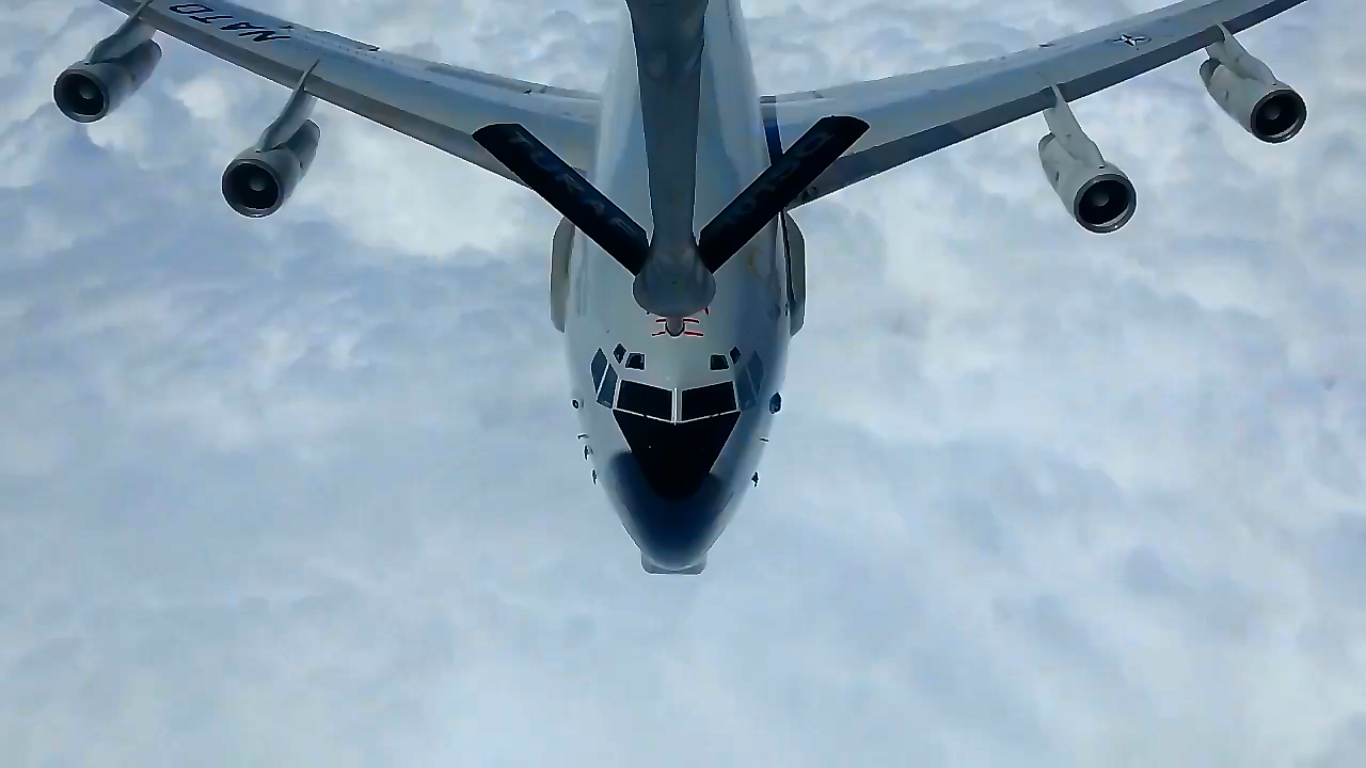 NATO'ya ait AWACS uçağına yakıt ikmali yapıldı