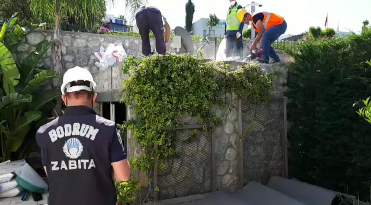 Yılmaz Özdil'in kaçak villasında yıkım çalışmaları başladı