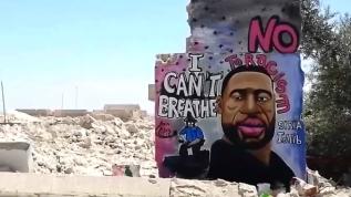 Suriyeli sanatçı, yıkılan binanın duvarı üzerinde Floyd'un resmini çizdi