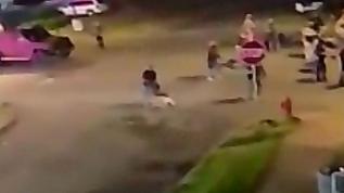 ABD'de bir kişi, aracıyla polis ve askerlerin arasına daldı