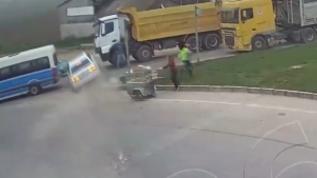 Kontrolden çıkan otomobil trafikteki araçların arasına böyle daldı