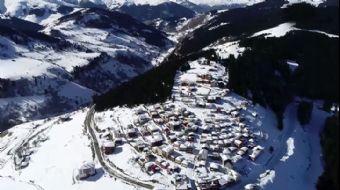 <p>Dört mevsim ziyaretçilerine, doğanın güzelliklerini sunan Karadeniz´in yaylaları, karla ayrı bir
