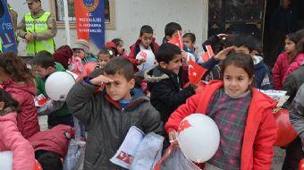 <p>Muş’ta, jandarma ekipleri öğrencilerin karne dağıtım törenine katıldı. Köy okulu öğrencileriyle b