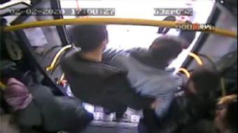 <p>Fenalaşan yolcuyu hastaneye bırakan sürücü Mahmut Tiler, diğer yolcularla birlikte tekrar güzerga