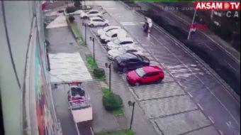 <p>Olay, Başakşehir 1. Kısım Akdeniz Caddesi´nde meydana geldi. İddiaya göre seyir halindeki otomobi