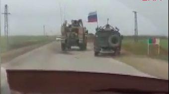 <p>Suriye´nin kuzeyindeki Kamışlı´da ABD askerleri, kullandıkları zırhlı aracı Rus askeri polis arac