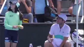 <p>Avustralya Açık´ın eleme turlarında tenis tarihinde eşine rastlanmamış bir olay meydana geldi.</p