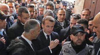 <p>Sosyal medyada yayınlanan görüntülerde, Macron´un Doğu Kudüs´teki Saint Anne Kilisesi önünde bera