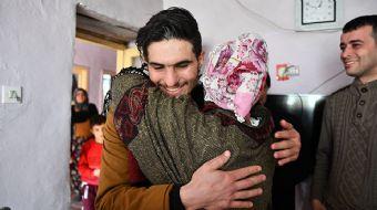 <p>Elazığ´da enkaz altından kurtuluşuna vesile olan Suriyeli´ye teşekkürünü dile getirerek sosyal me