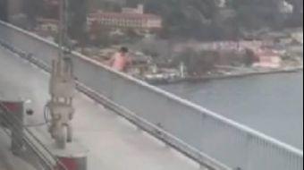 <p>15 Temmuz Şehitler Köprüsü´nde ticari taksiden inen bir şahıs köprüden aşağı atladı. Deniz polisi