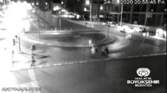 <p>Sarsıntının şiddetini gözler önüne seren kayıtlarda, kent merkezindeki ana artellerde bazı araçla