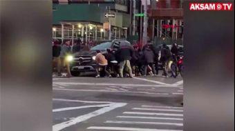 <p>ABD´nin New York kentinin Lower East Side bölgesinde bir kadın, kendisine çarpan cipin altında ka