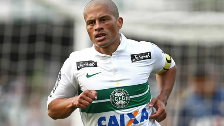 Alex De Souza'nın takımı Coritiba ligde kaldı