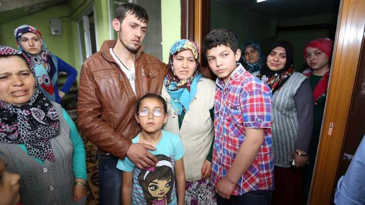 Hem eşini, hem oğlunu bekliyor