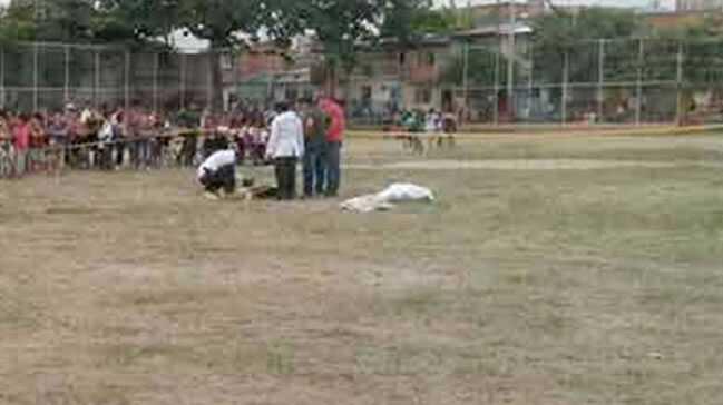 Kendisine+k%C4%B1rm%C4%B1z%C4%B1+kart+g%C3%B6steren+hakemi+%C3%B6ld%C3%BCrd%C3%BC