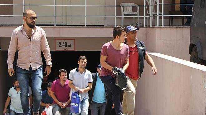 İzmir'deki FETÖ soruşturmasında 25 şüpheli adliyeye sevk edildi