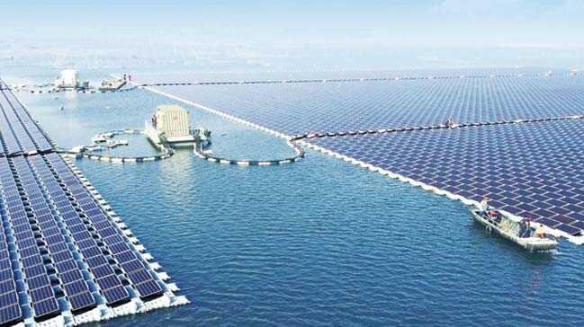 Su üzerinde yüzen dünyanın en büyük enerji tesisi kuruldu