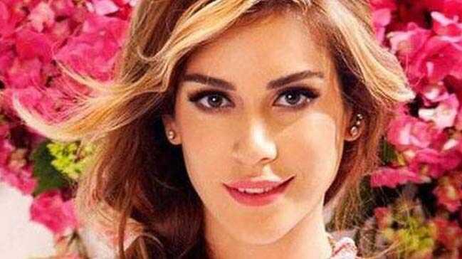 Sinem Kobal’ın yeni dizisi Yüz Yüze’nin afişi merak uyandırdı