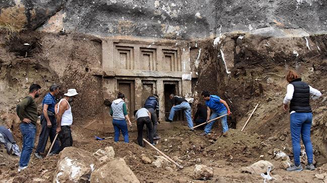 Demre'de 2 bin 400 yıllık kaya mezarı bulundu