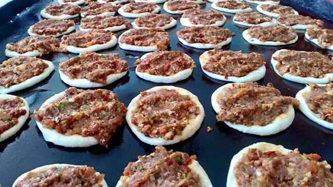 Tarsus'ta bir porsiyon lahmacun en az 12 adet