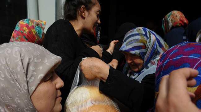 Bursa'da bir fırıncı 400 gram ekmeği 1 liradan satıyor