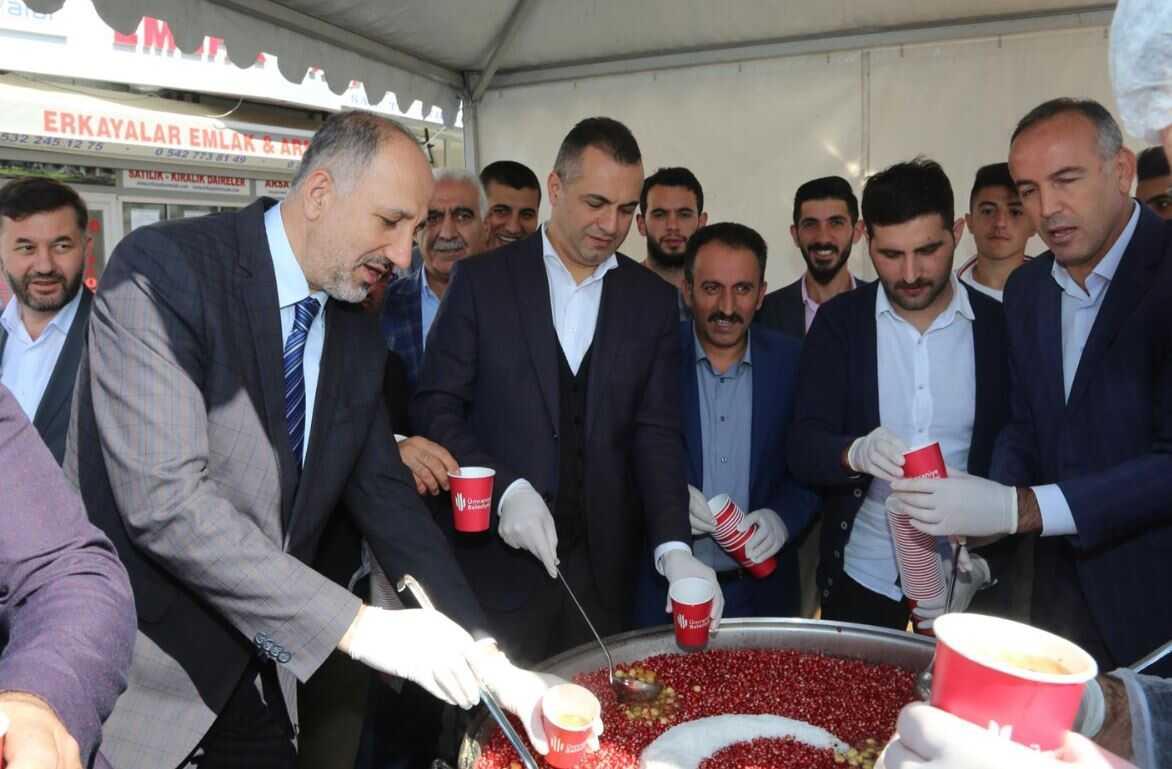 Ümraniye'de vatandaşa aşure dağıtıldı