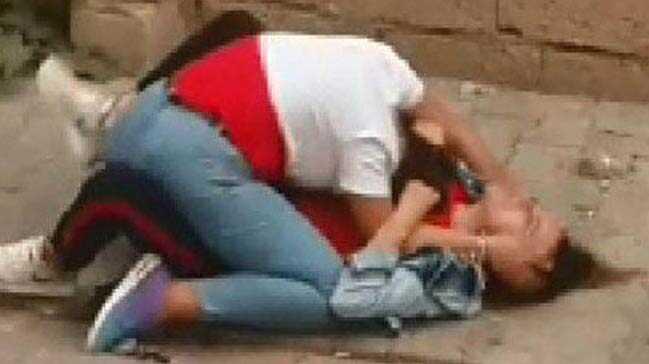 Liseli kızların sokak ortasındaki kavgası dehşete düşürdü