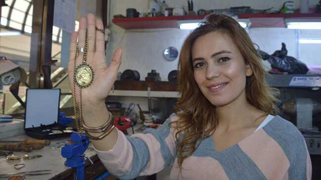 Bebek ve çocuk saçından kolye yapıyor