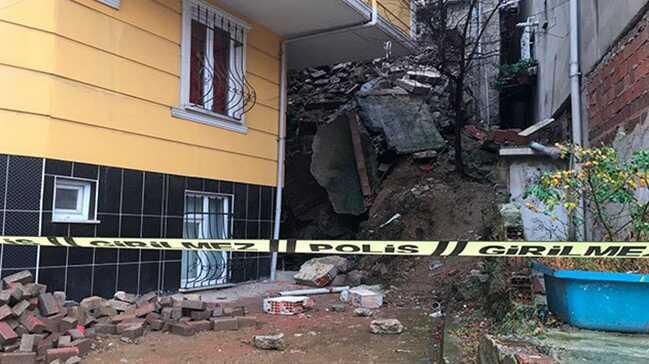 Kağıthane'de istinat duvarı çöktü