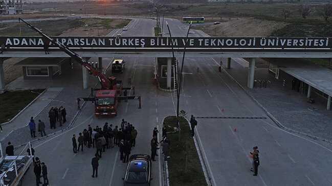 Adana Alparslan Türkeş Bilim ve Teknoloji Üniversitesinin kampüs girişine yeni tabela asıldı