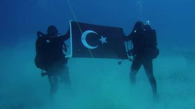 Türk SAS Timlerinin Girit'te denizaltında çektikleri Türk bayraklı fotoğraflar Yunanistan'ı kızdırdı