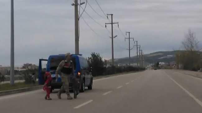Osmaniye'de refüjde oynayan çocukları jandarma ailelerine teslim etti