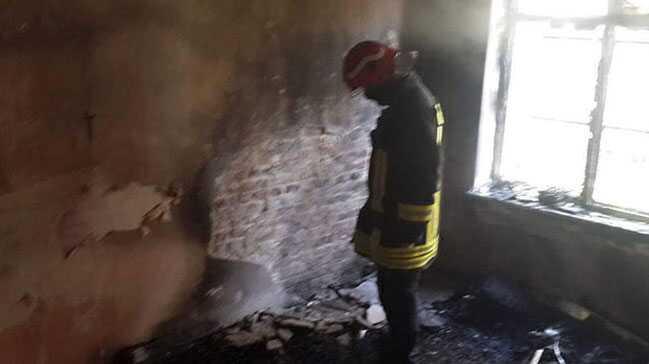 Boşanmak üzere olduğu eşinin evini yaktı