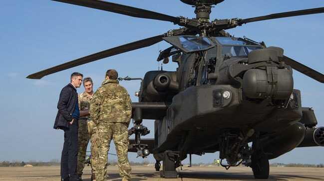 İngiltere Estonya'ya 5 Apache helikopteri sevk etti