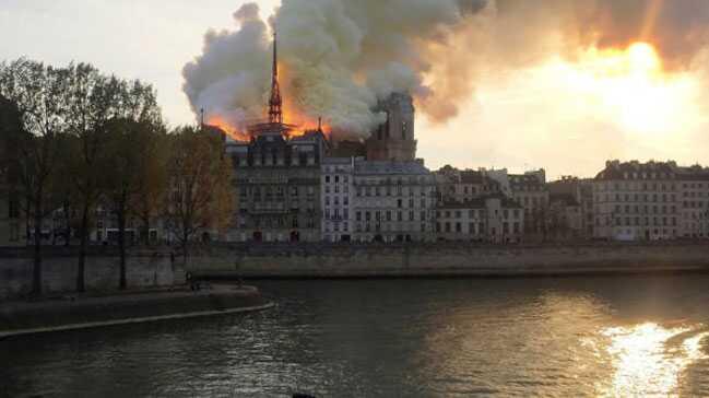 Paris'te Notre Dame Katedrali'nde yangın