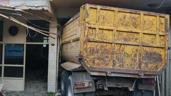 İzmir'de kamyon kıraathanenin içine girdi: 6 yaralı