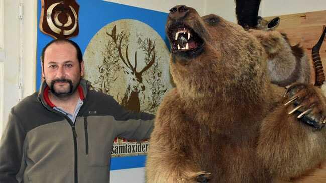 Onlarca hayvana yeniden form vererek sergiliyor