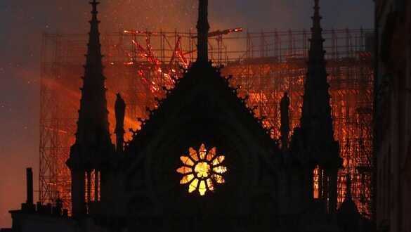 Notre Dame için video oyunu seçeneği masada