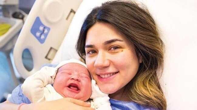 Buse Varol oğlu Burak'ın adını bileğine kazıdı
