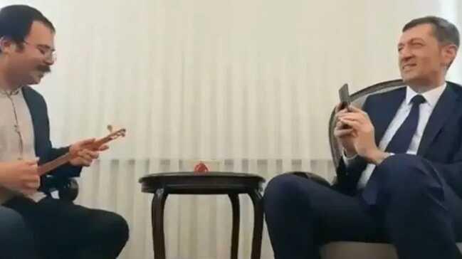 Bakan Selçuk unutulmaya yüz tutan eserleri toplayan öğretmeni makamında ağırladı