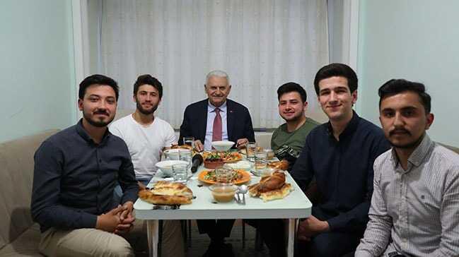 Binali Yıldırım öğrencilerle iftar açtı