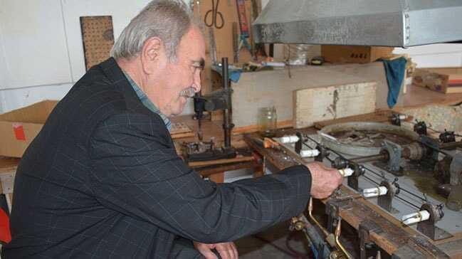 Baba-oğul cam kaşık üretip dünyaya satıyor
