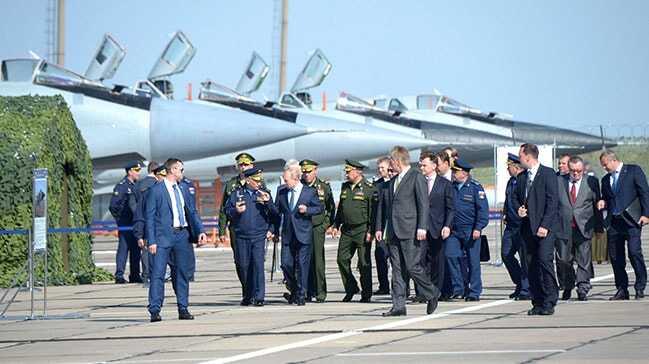 Füzeleri inceleyen Putin'e savaş uçakları eşlik etti