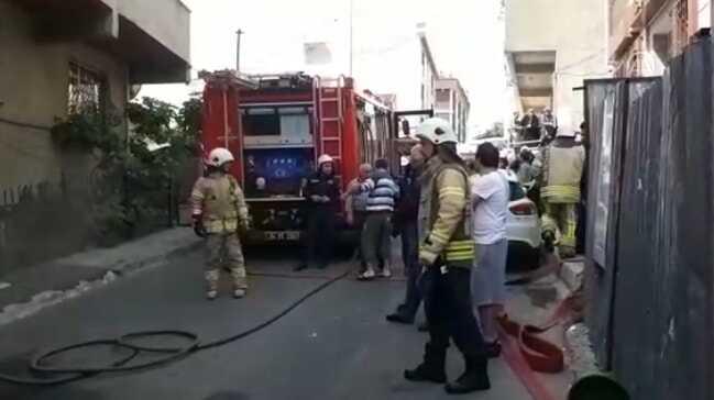 Beyoğlu'nda bina alevlere böyle teslim oldu