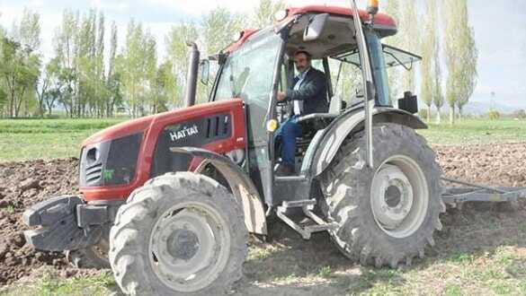 Tarla sürerken 5 bin yıllık eserler buldu