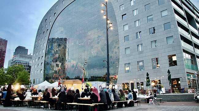 Hollanda'da üniversitelilerin sokak iftarına yaklaşık 200 kişi katıldı